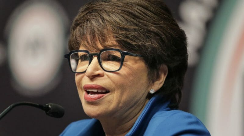 Is Valerie Jarrett Married? Her Bio, Age, Husband, Daughter, Family ...